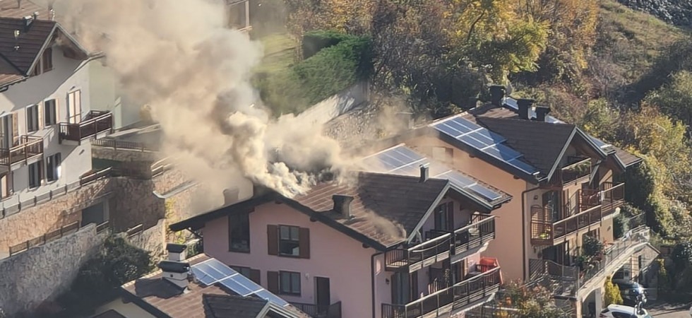 Il tetto brucia e si alza un'alta colonna di fumo: vigili del fuoco in azione a Cimone